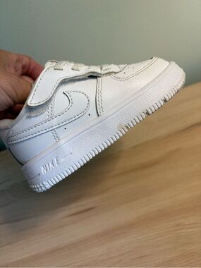 Nike Kids White Low-Top Velcro Sneakers